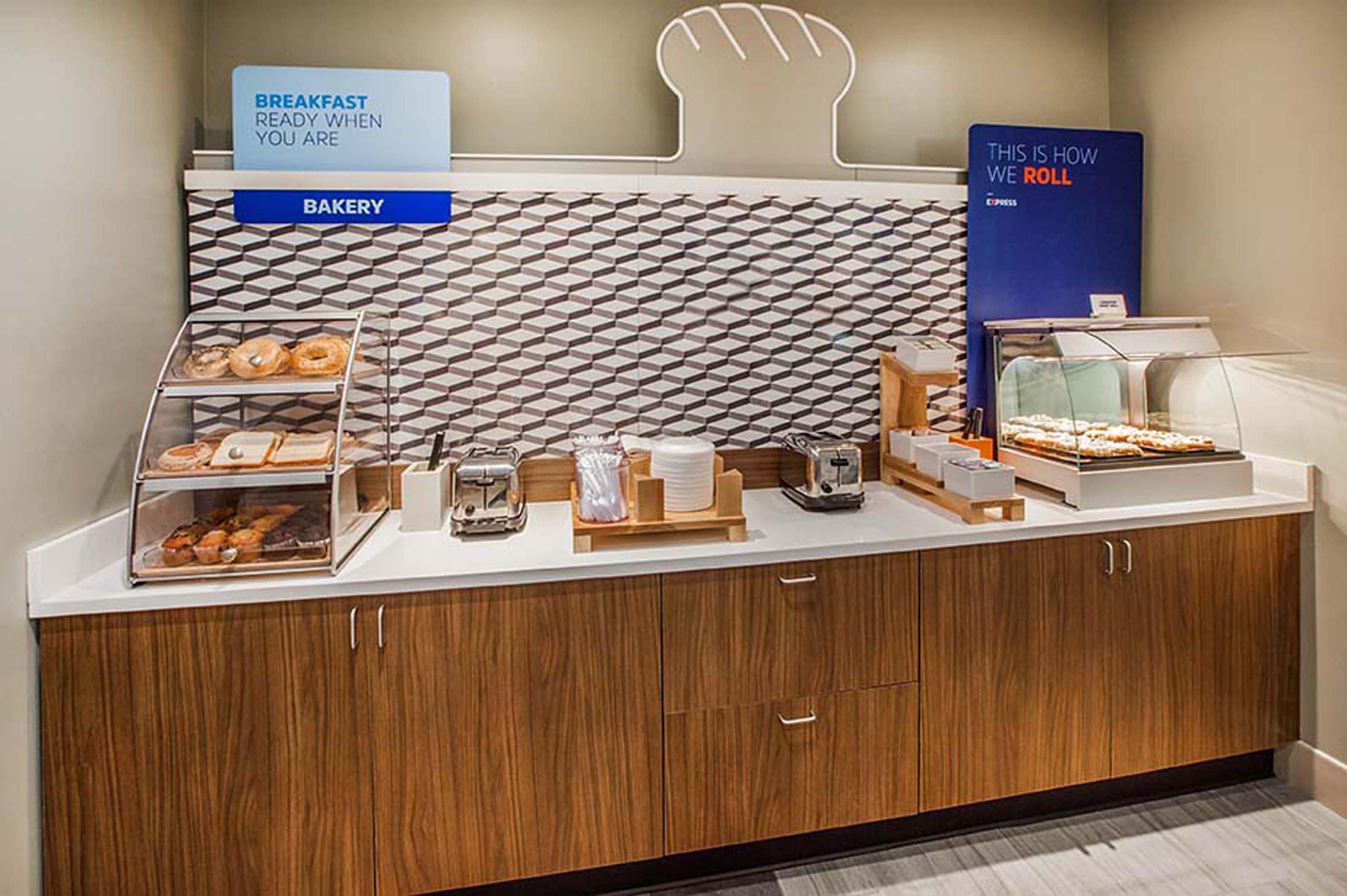 Holiday Inn Express Westley By Ihg Экстерьер фото